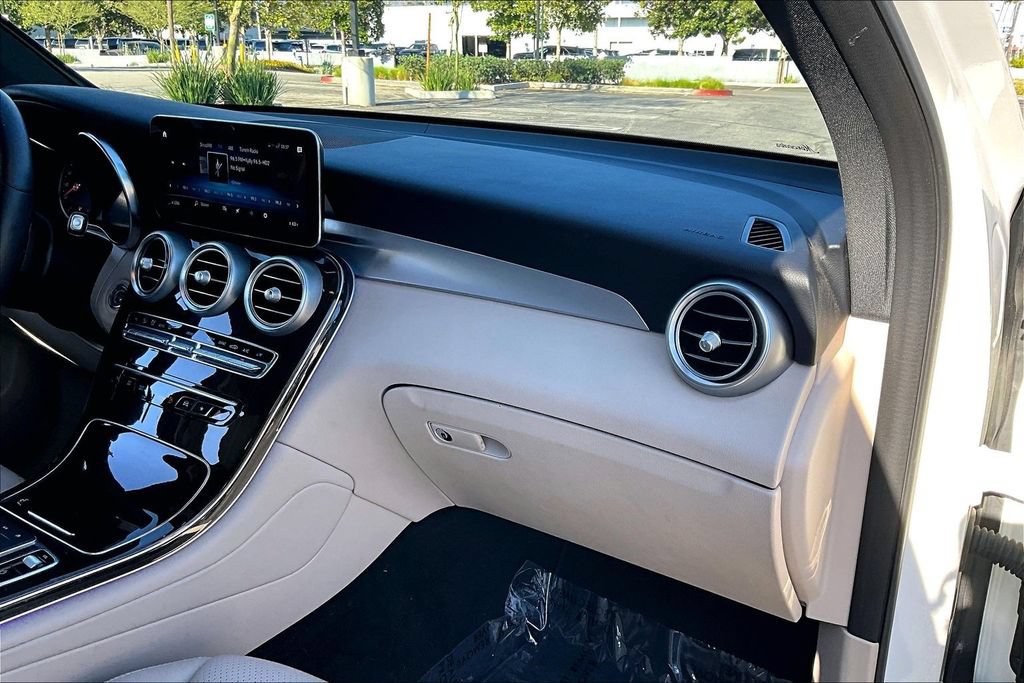 Used 2021 Mercedes-Benz GLC 300 4MATIC w/ Premium Package image 17