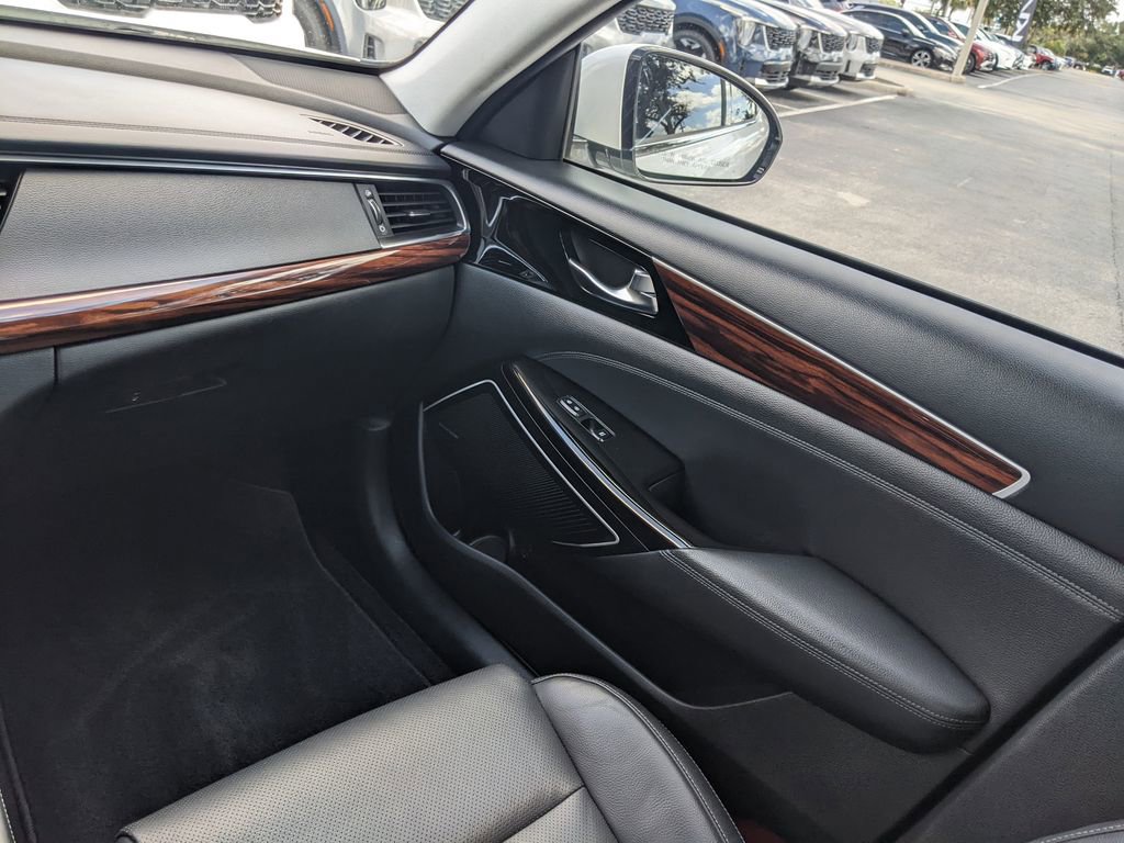 Used 2019 Kia Cadenza Technology image 16