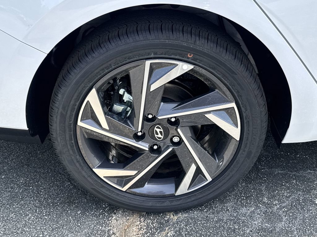 New 2025 Hyundai Elantra SEL FWD image 17