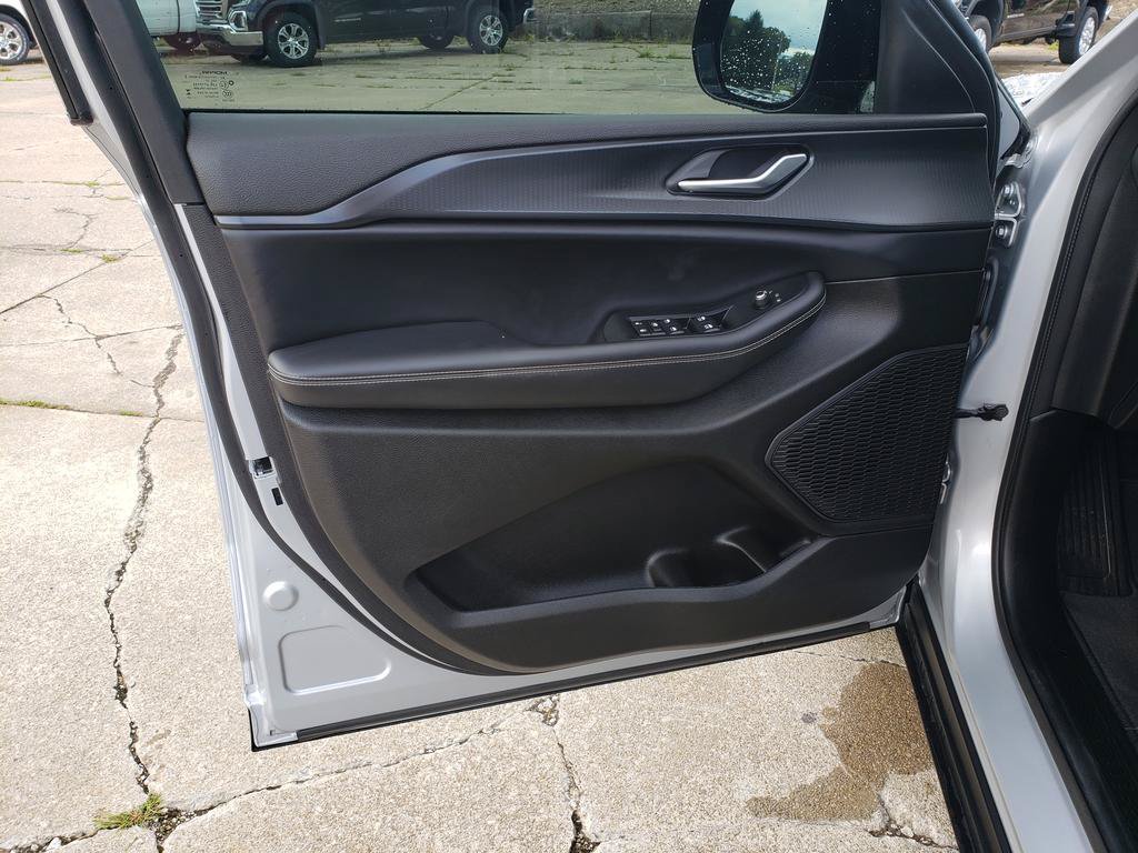 Used 2023 Jeep Grand Cherokee Altitude AWD/4WD image 13