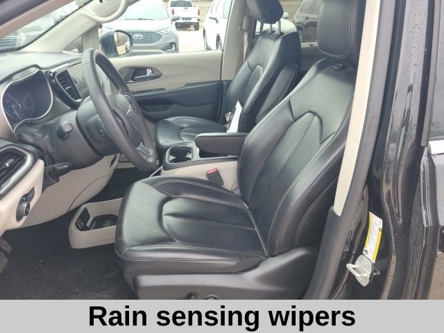 Used 2023 Chrysler Pacifica Touring-L image 17