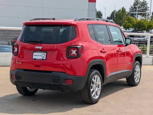 Used 2023 Jeep Renegade Latitude w/ Premium Group AWD/4WD image 3