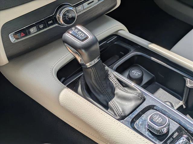 Used 2020 Volvo XC90 T6 Momentum w/ Protection Package image 12