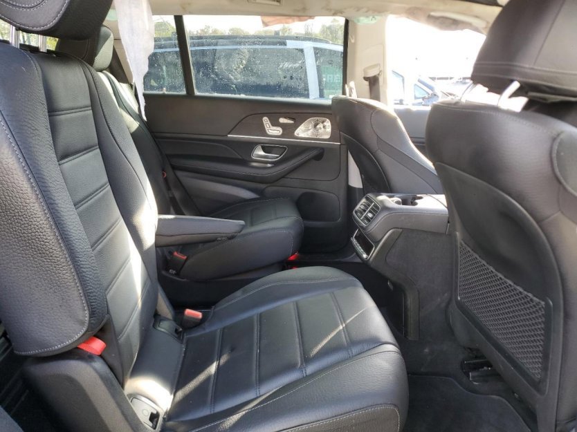 Used 2025 Mercedes-Benz GLS 580 4MATIC image 9