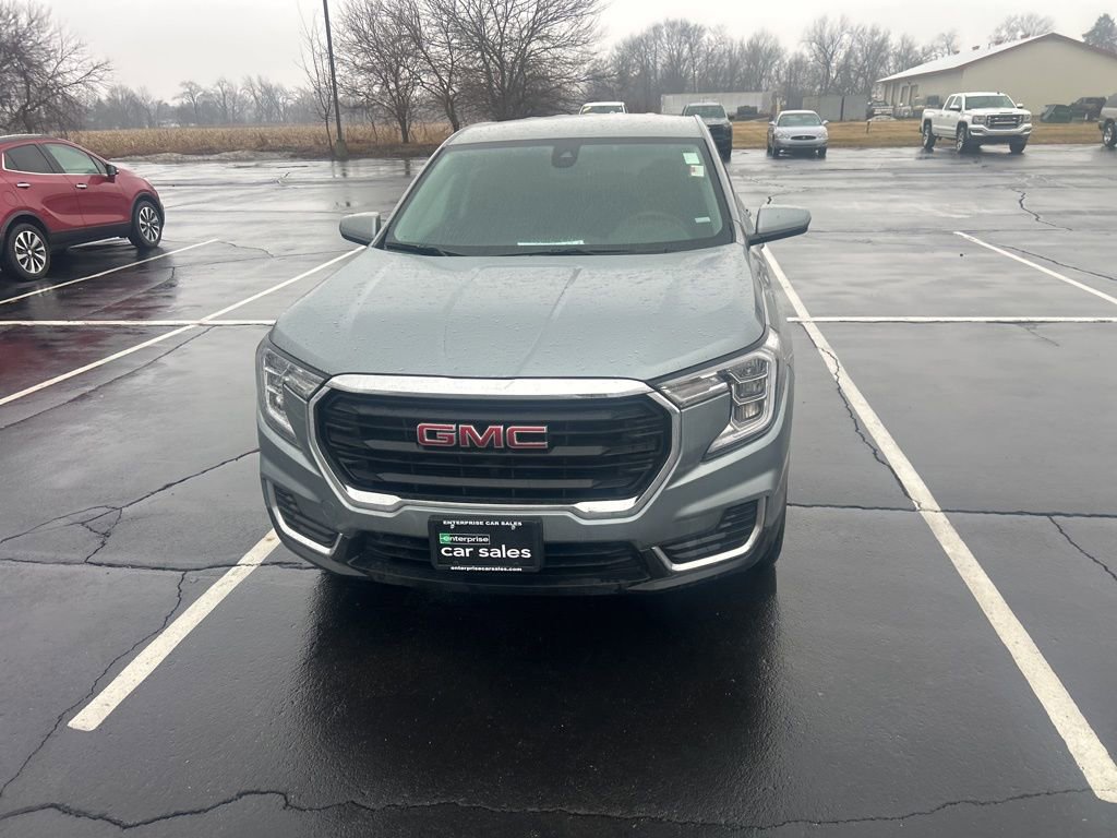 Used 2024 GMC Terrain SLE image 3