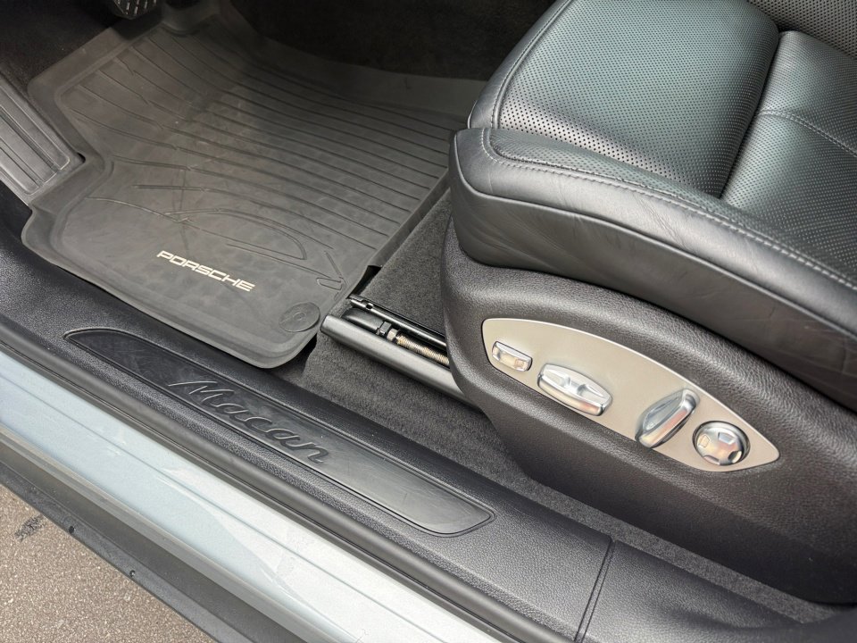 Certified 2020 Porsche Macan AWD/4WD image 25