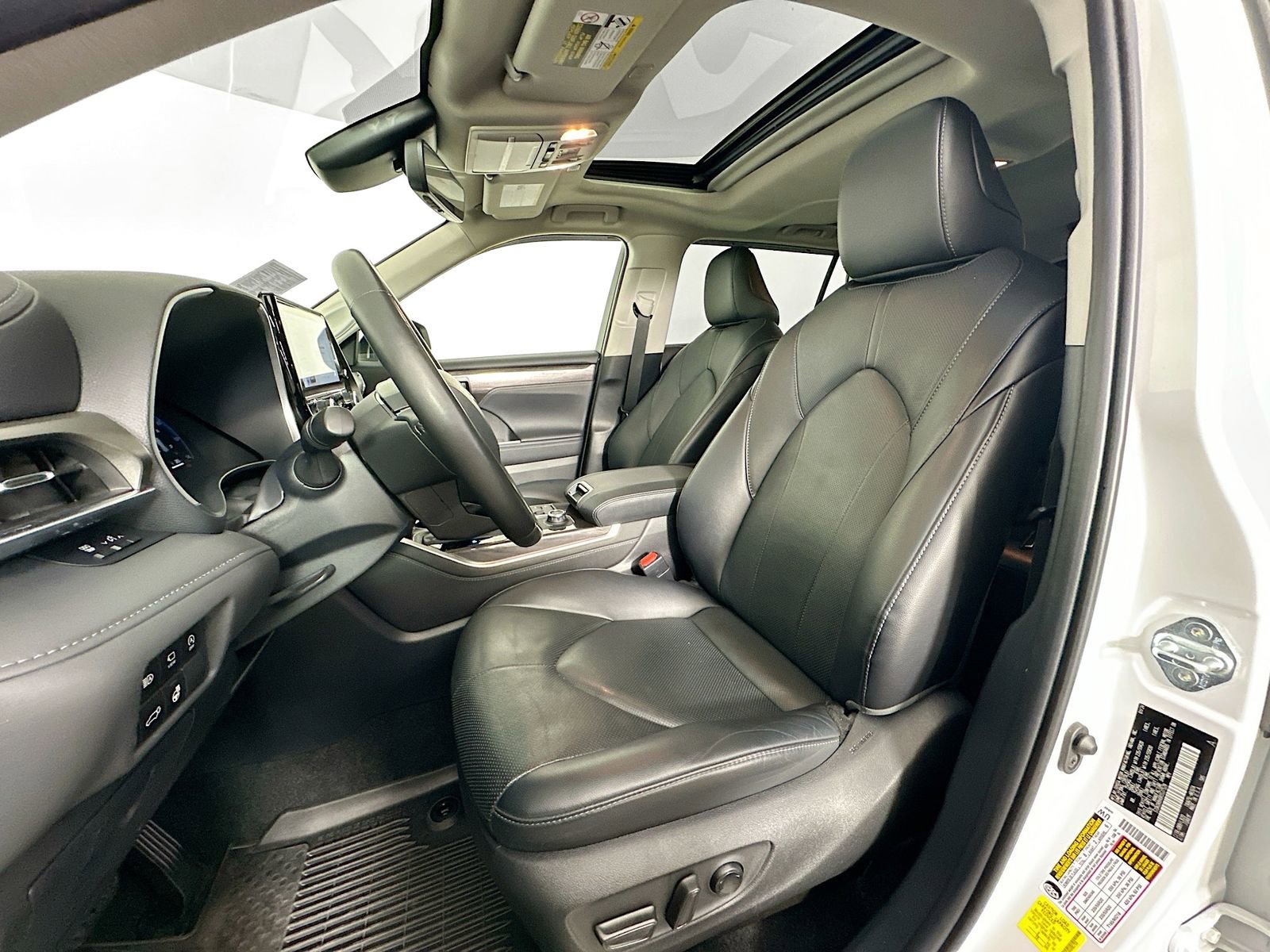 Used 2024 Toyota Highlander Limited image 22