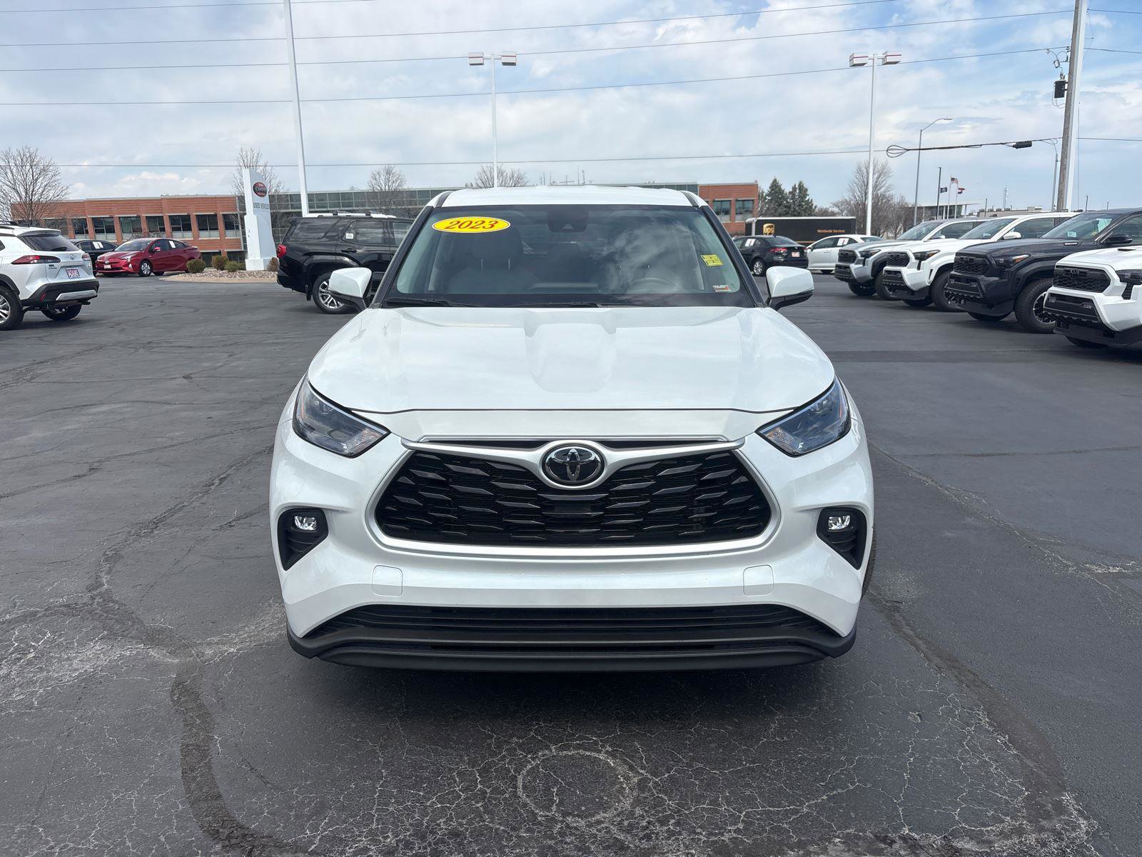 Used 2023 Toyota Highlander LE image 2