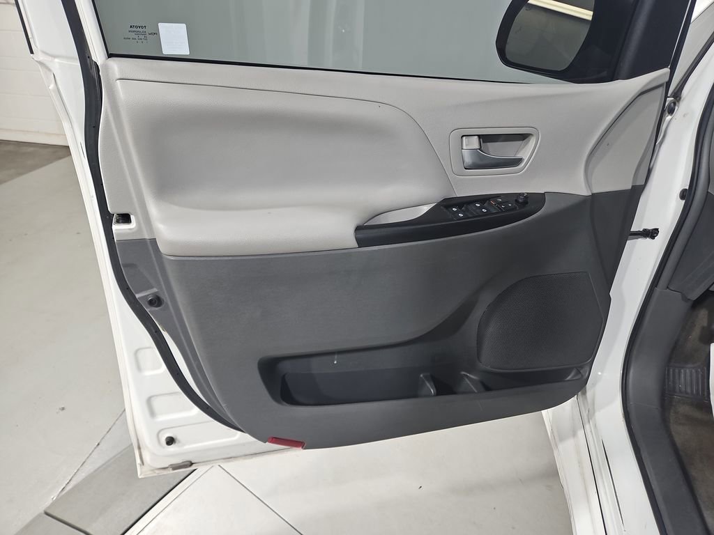Used 2019 Toyota Sienna LE w/ LE Preferred Package FWD image 11