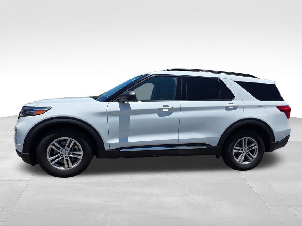 Used 2023 Ford Explorer XLT w/ Equipment Group 202A RWD image 3