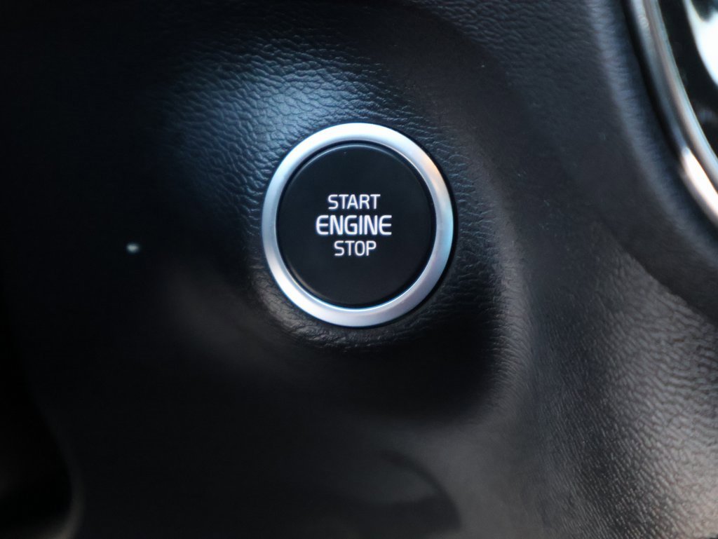 Used 2022 Volvo XC40 T5 Momentum image 31