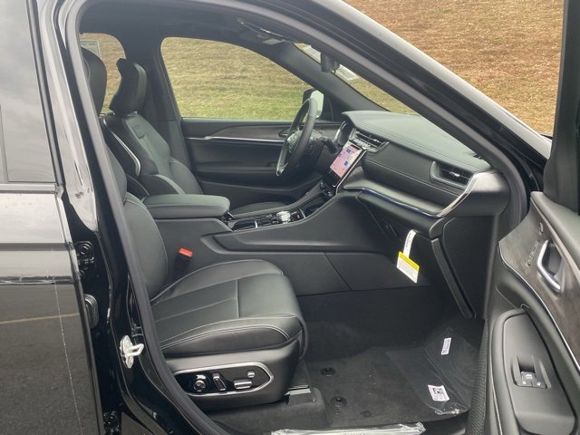 New 2025 Jeep Grand Cherokee L Overland w/ Advanced Protech Group III image 30