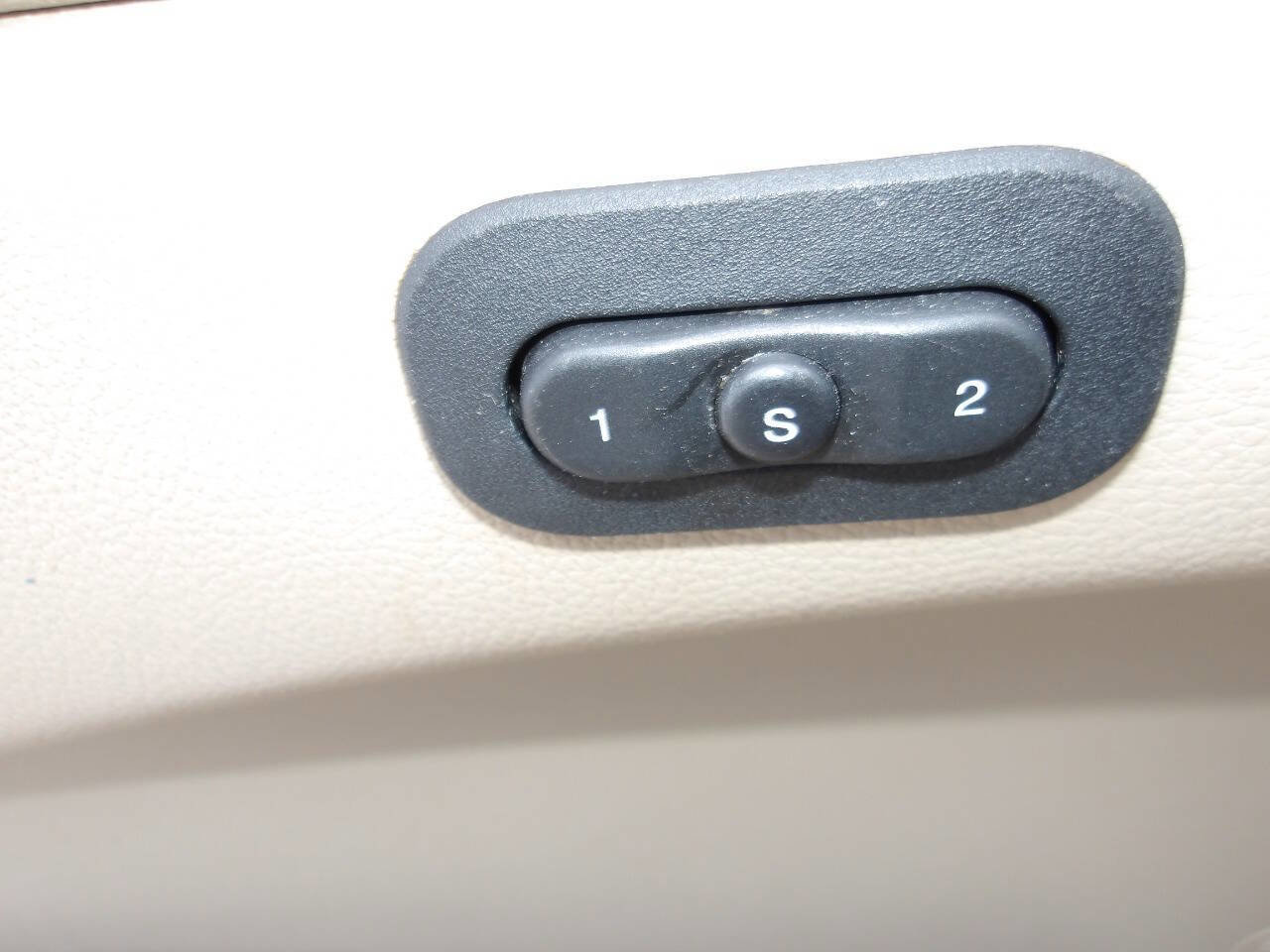 Used 2014 Jeep Grand Cherokee Limited w/ Luxury Group II image 18