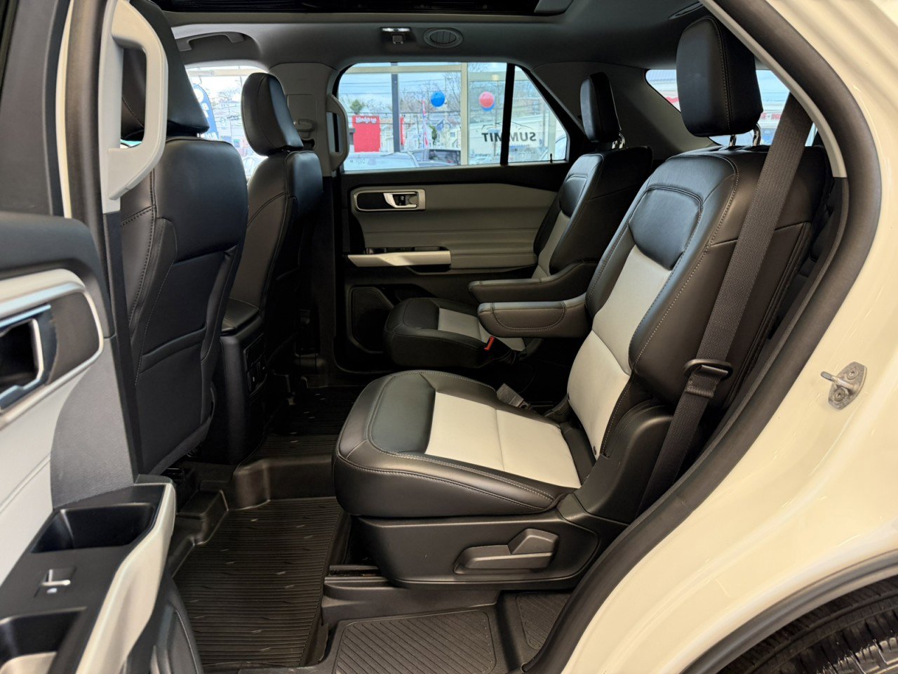 Used 2022 Ford Explorer XLT w/ Equipment Group 202A AWD/4WD image 31