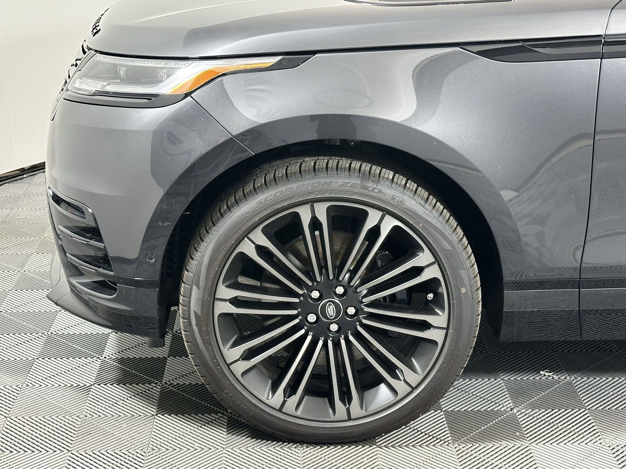 New 2026 Land Rover Range Rover Velar Dynamic SE image 9