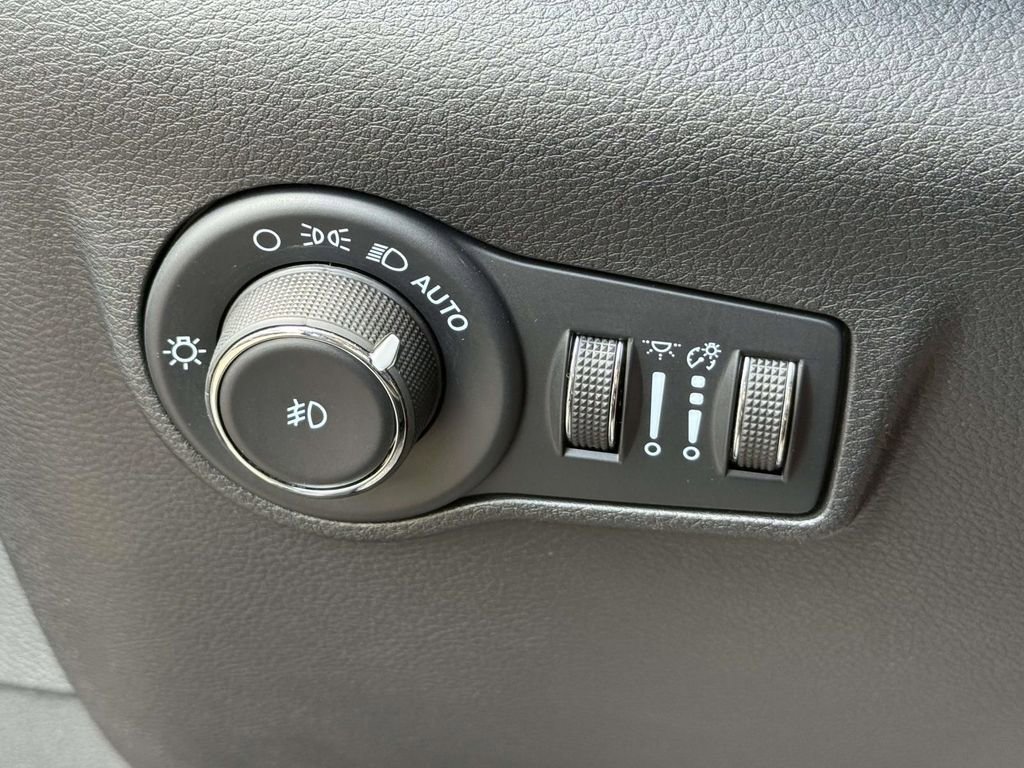 Used 2023 Jeep Compass Latitude AWD/4WD image 29