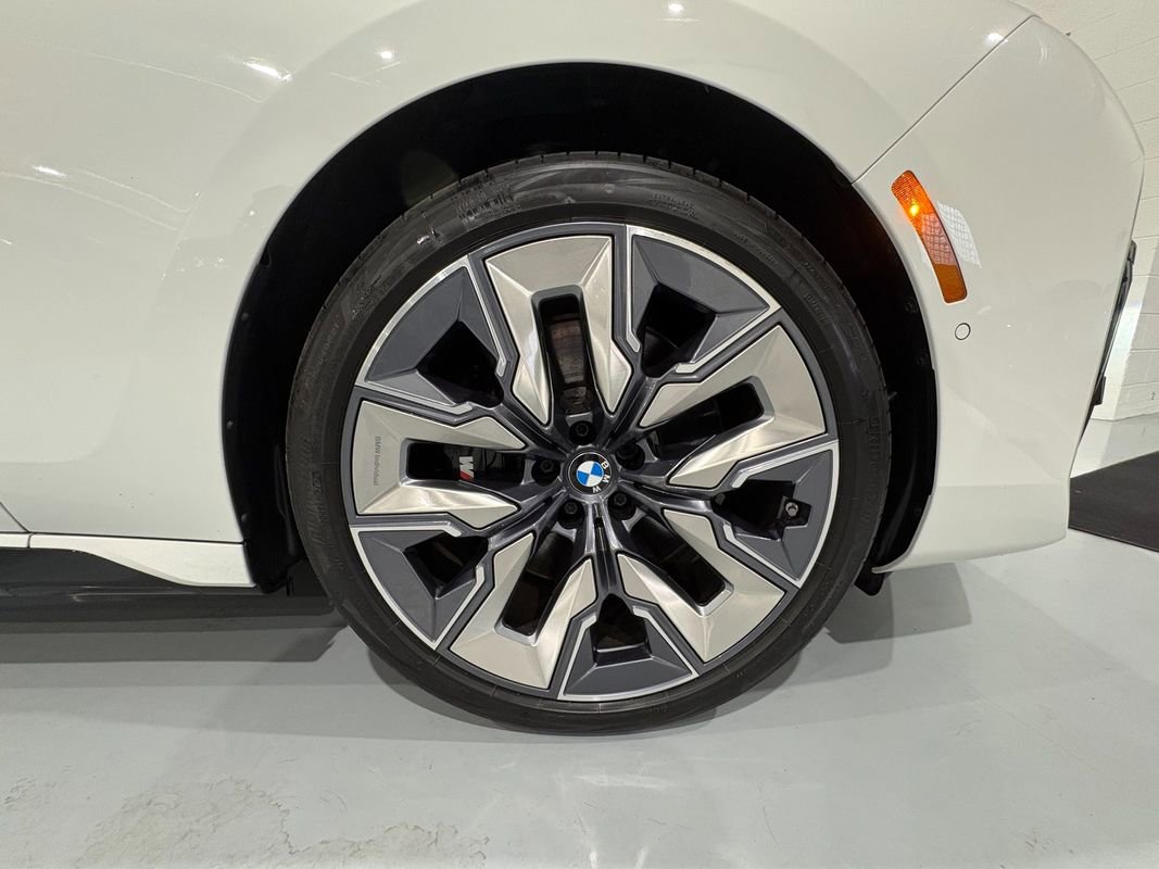 Used 2024 BMW i7 xDrive60 image 54