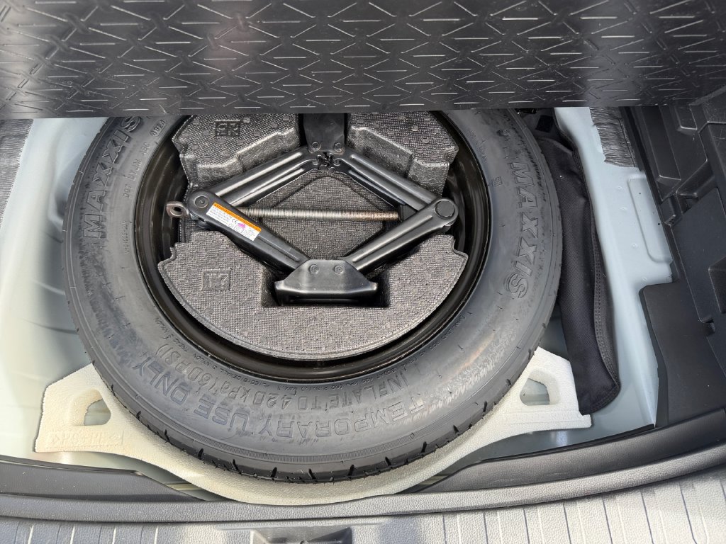 Used 2025 Toyota RAV4 LE AWD/4WD image 25