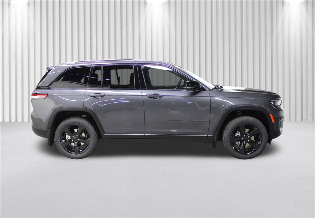 New 2025 Jeep Grand Cherokee Altitude image 2