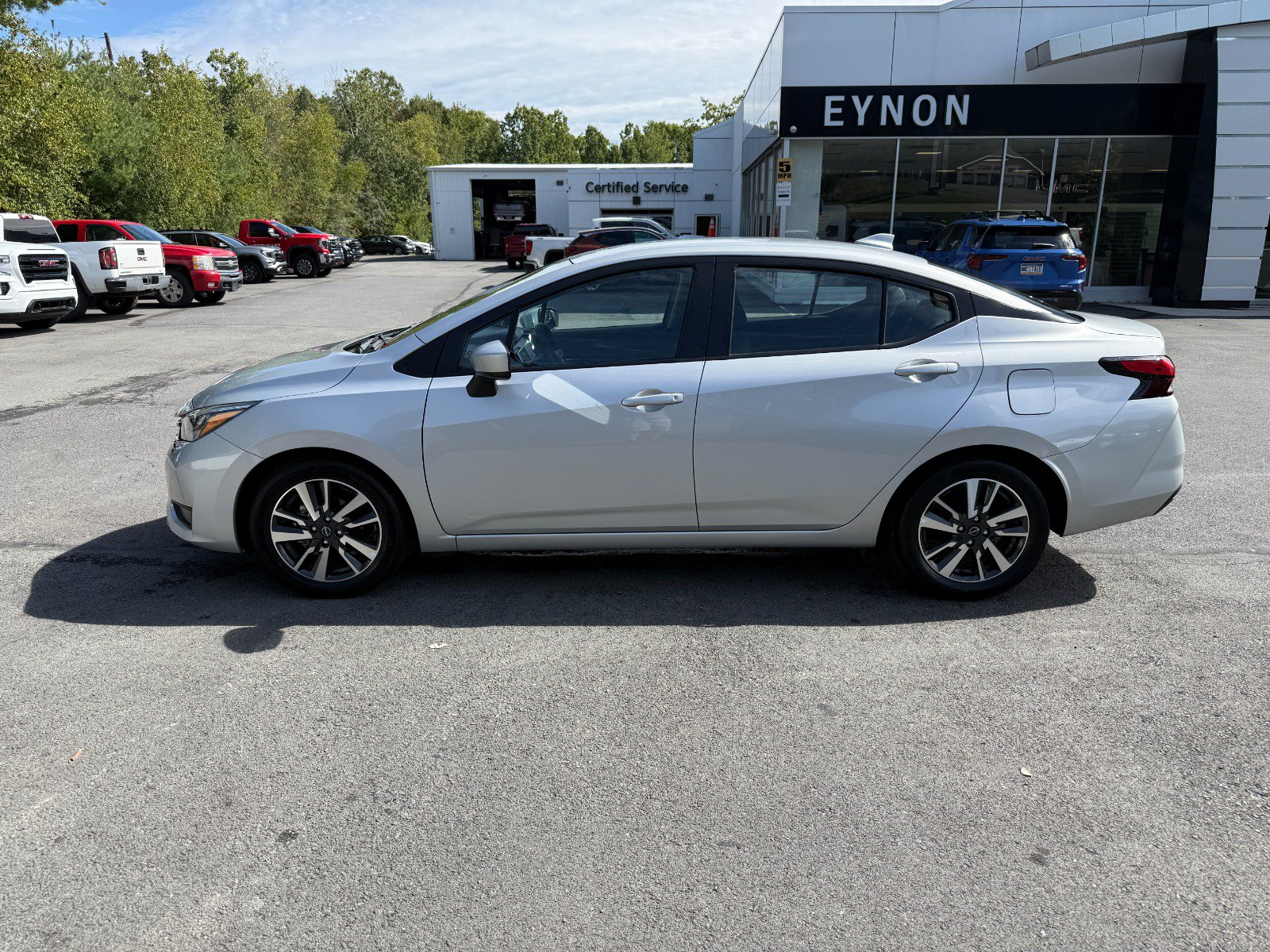 Used 2025 Nissan Versa SV FWD image 2