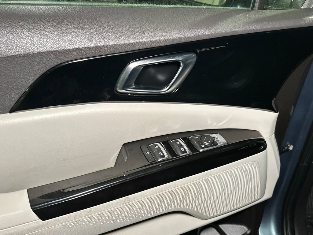 Used 2024 Kia Carnival EX FWD image 16