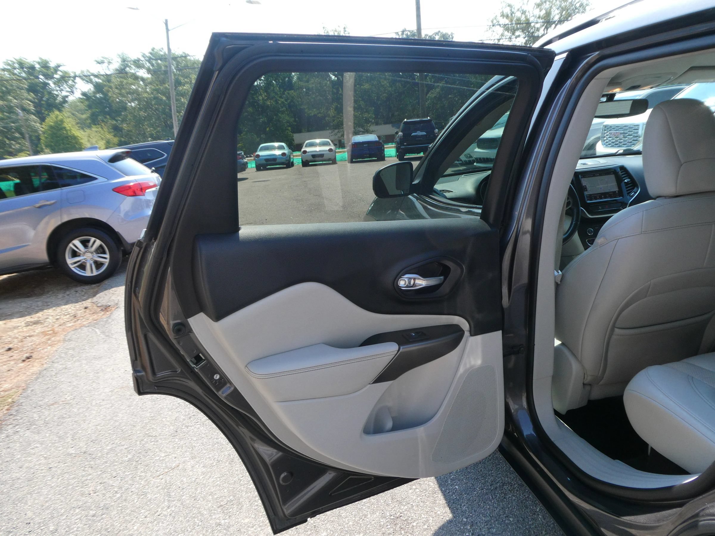 Used 2019 Jeep Cherokee Limited FWD image 28