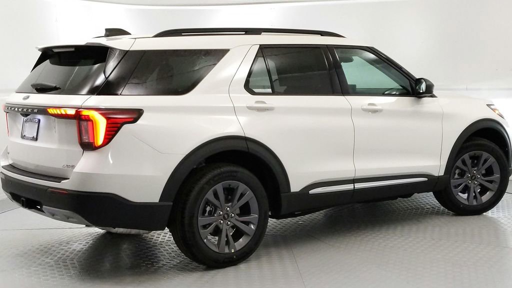New 2025 Ford Explorer Active w/ Active Comfort Package image 3