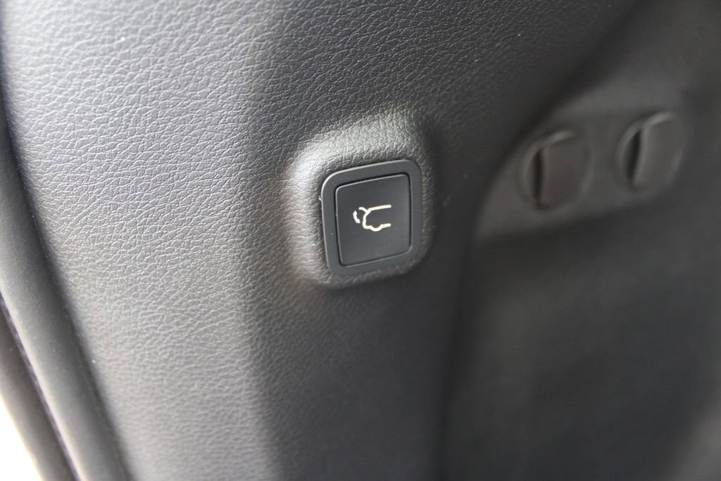 Used 2019 Jeep Cherokee Latitude Plus w/ Comfort/Convenience Group AWD/4WD image 37