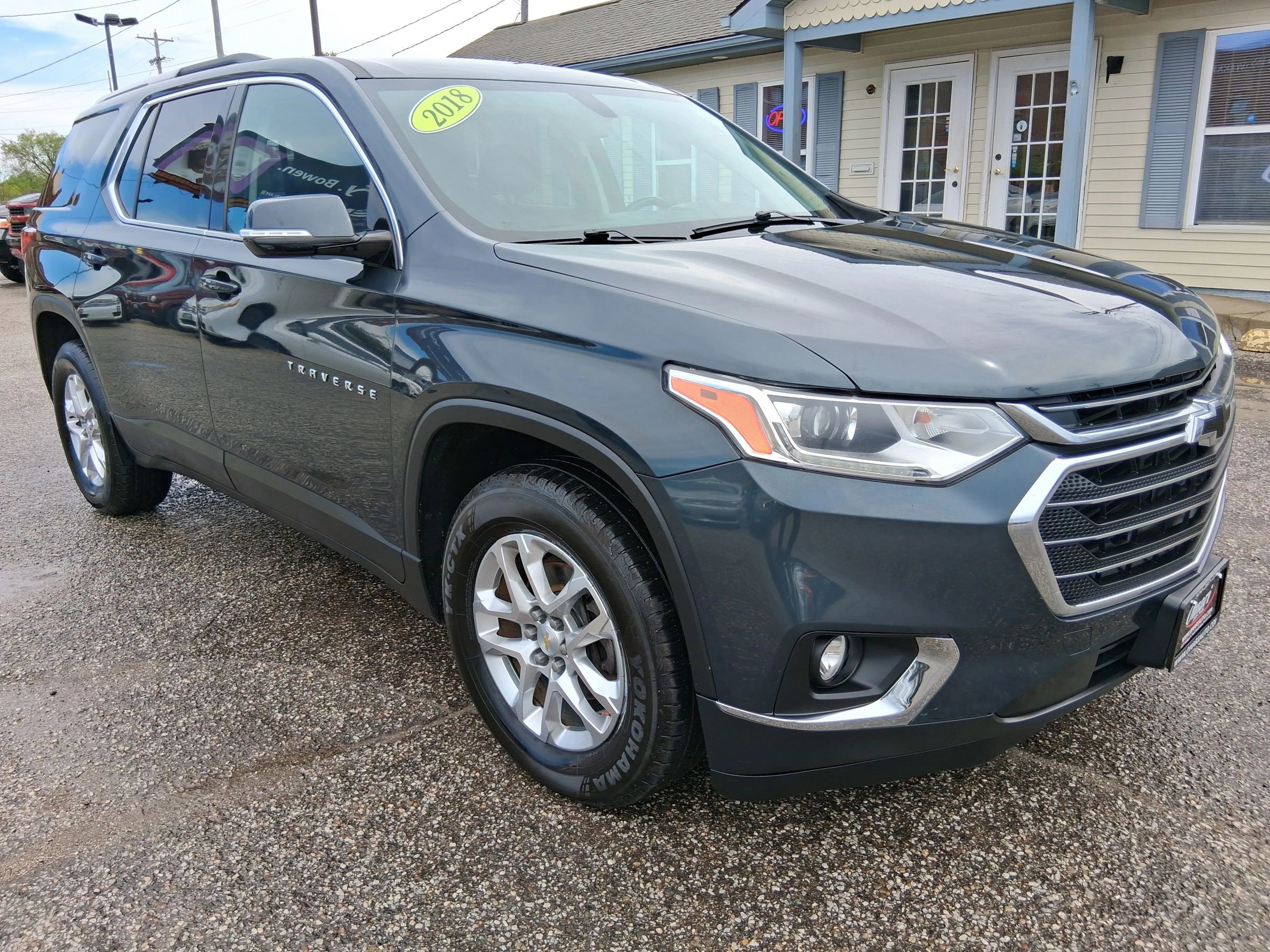 Used 2018 Chevrolet Traverse LT FWD image 2
