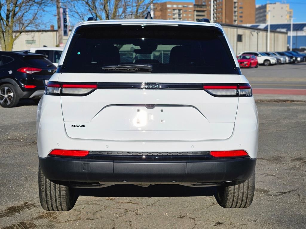 New 2025 Jeep Grand Cherokee Altitude image 4