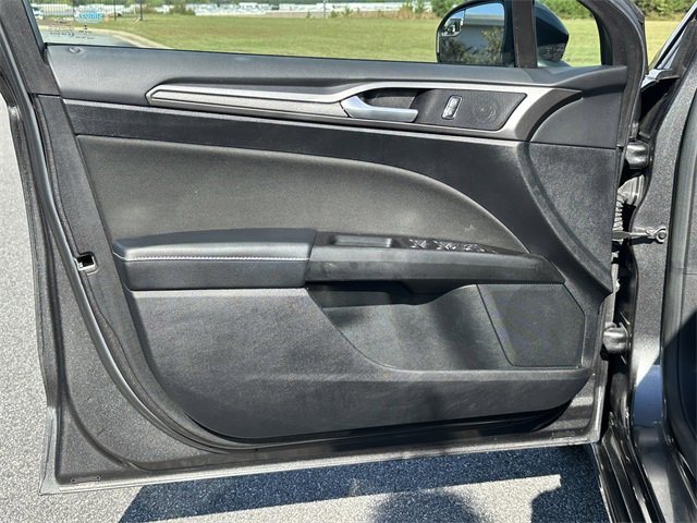 Used 2017 Ford Fusion SE w/ Fusion SE Technology Package image 11