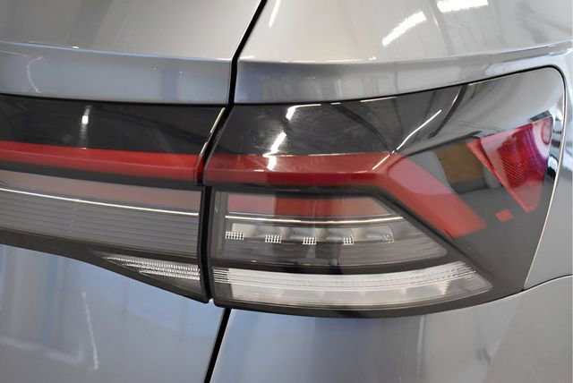 Used 2025 Volkswagen Taos SE AWD/4WD image 12