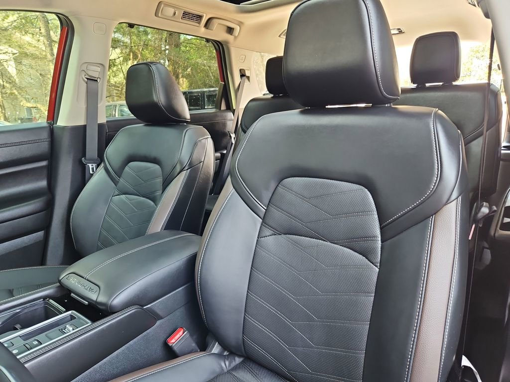 Used 2025 Nissan Pathfinder Platinum image 26