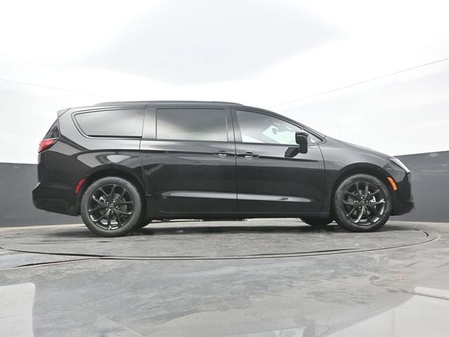 New 2027 Chrysler Pacifica Limited FWD image 58