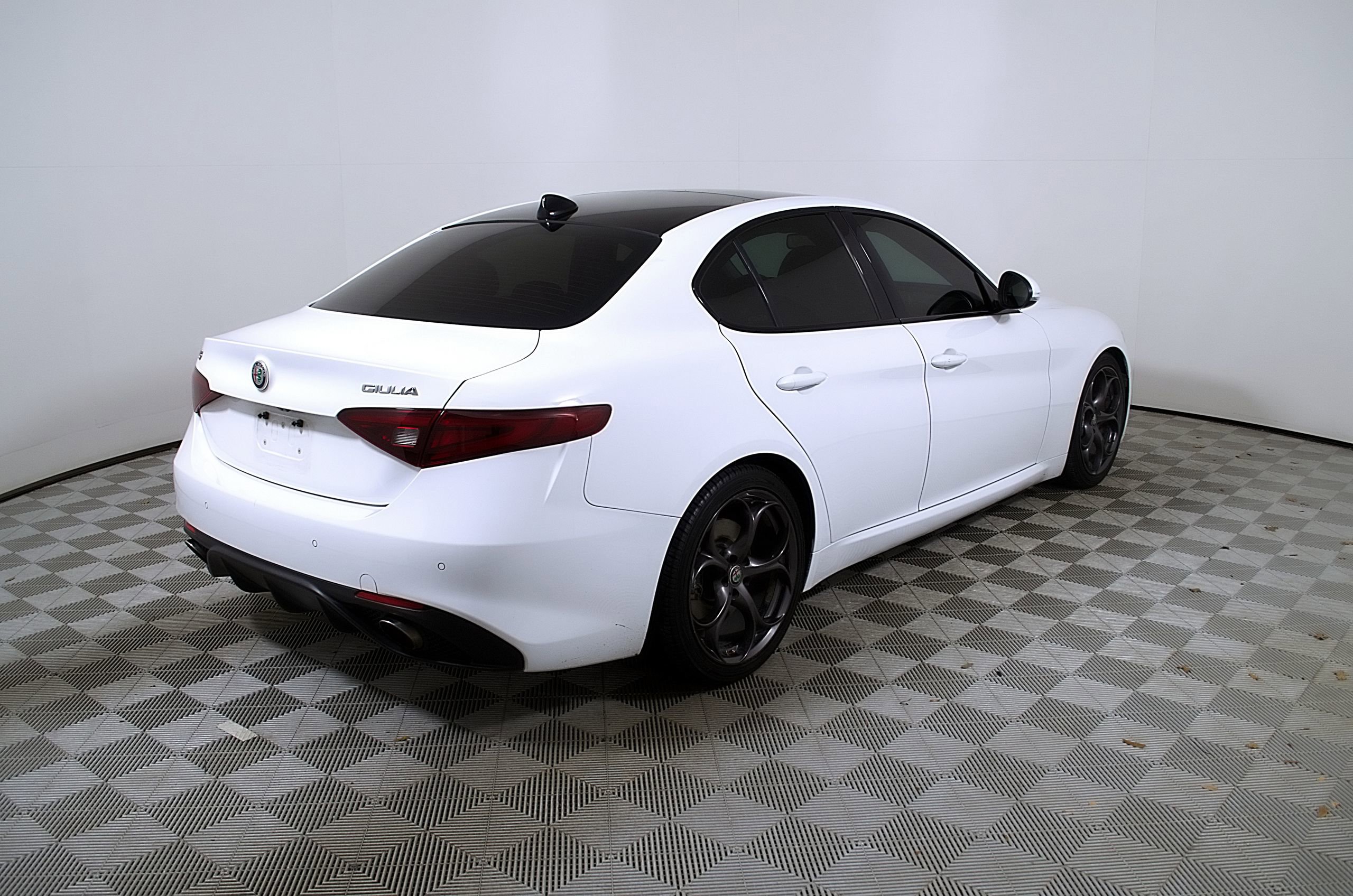 Used 2017 Alfa Romeo Giulia Ti w/ TI 19" Sport Package RWD image 7