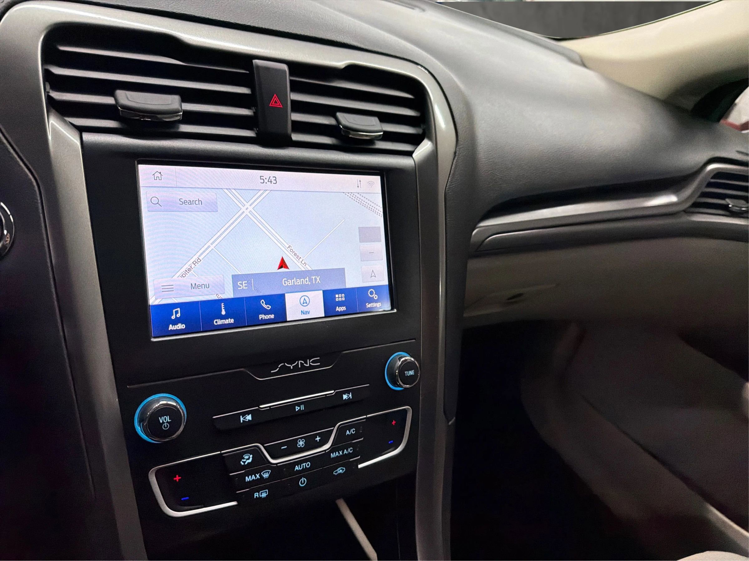 Used 2020 Ford Fusion SE FWD image 18