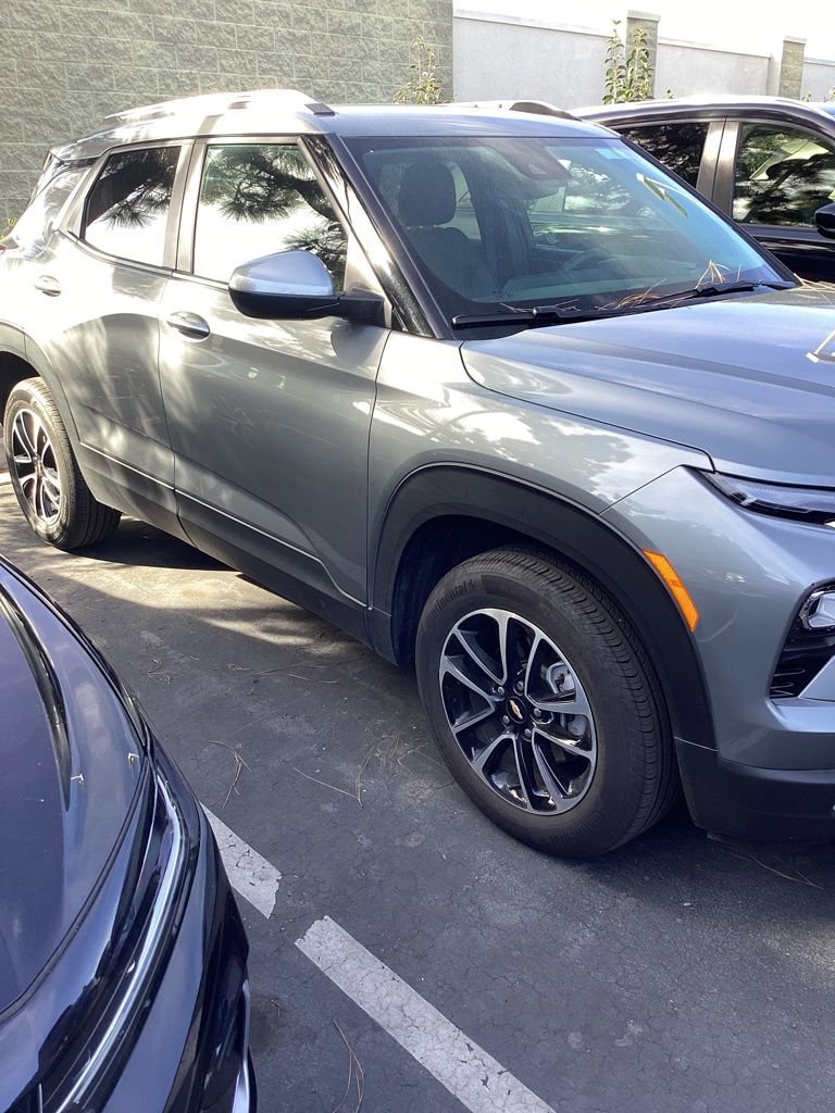 Used 2025 Chevrolet TrailBlazer LT image 2