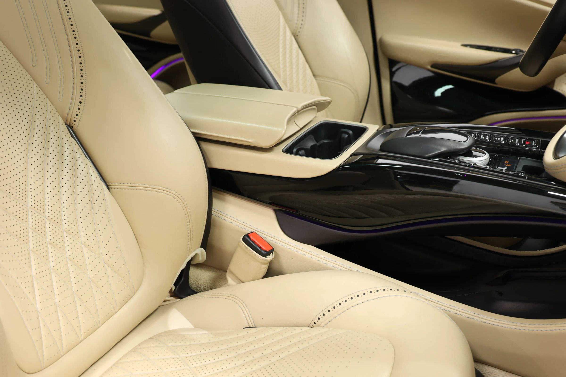 Used 2021 Aston Martin DBX image 92