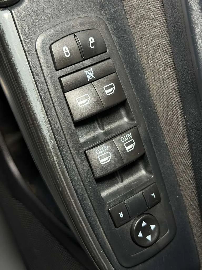 Used 2016 Jeep Cherokee Latitude w/ Comfort/Convenience Group AWD/4WD image 25