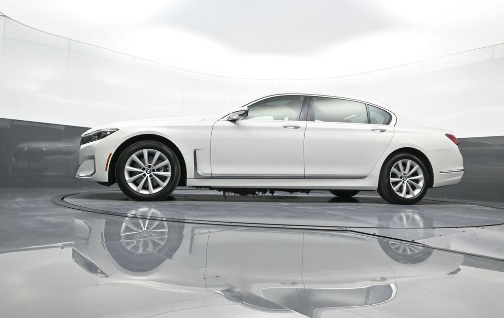 Used 2021 BMW 740i xDrive image 25