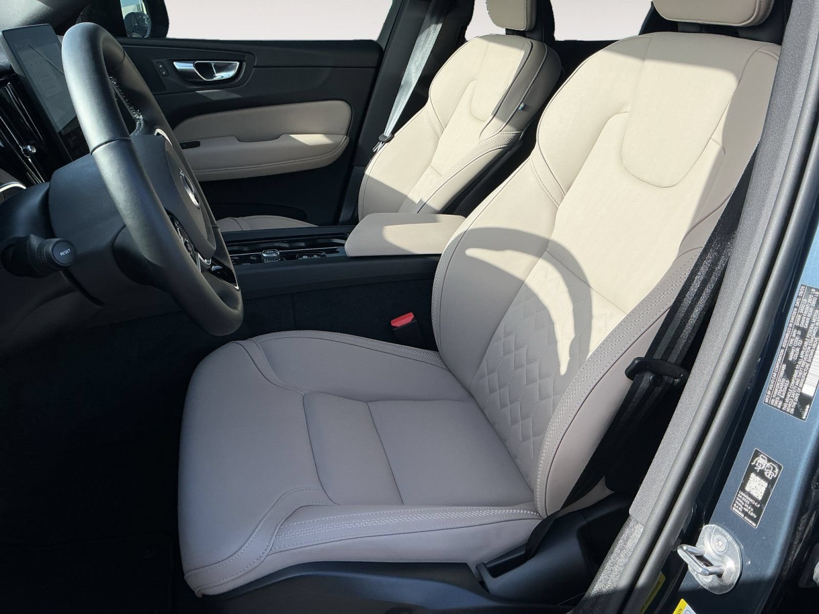 New 2026 Volvo XC60 B5 Plus w/ Protection Package Premier AWD/4WD image 9
