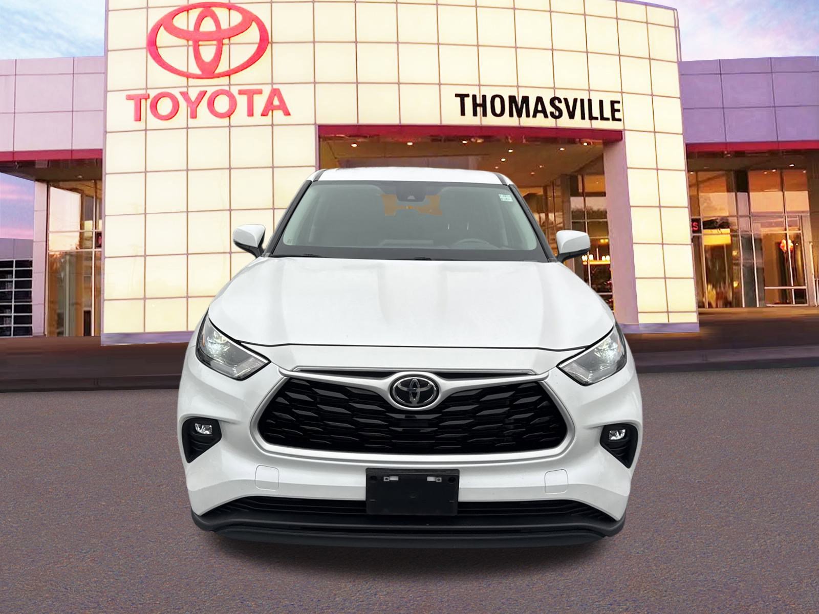 Used 2023 Toyota Highlander LE image 2