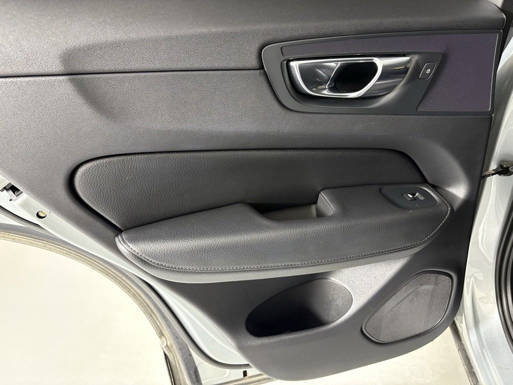 Used 2018 Volvo XC60 T6 Momentum w/ Vision Package image 35