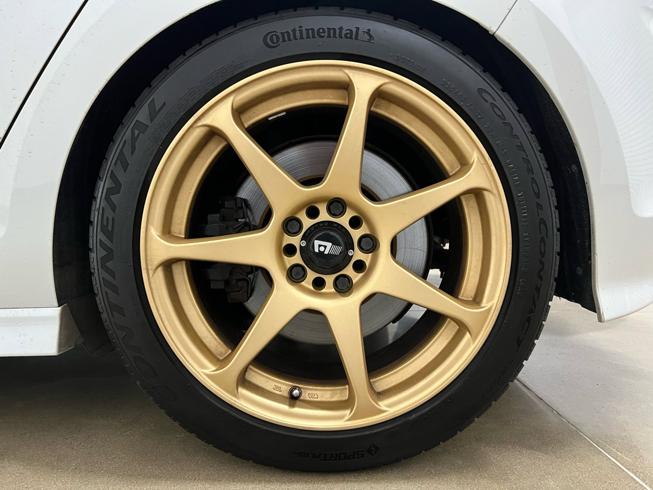 Used 2017 Volkswagen Golf R 4-Door image 26