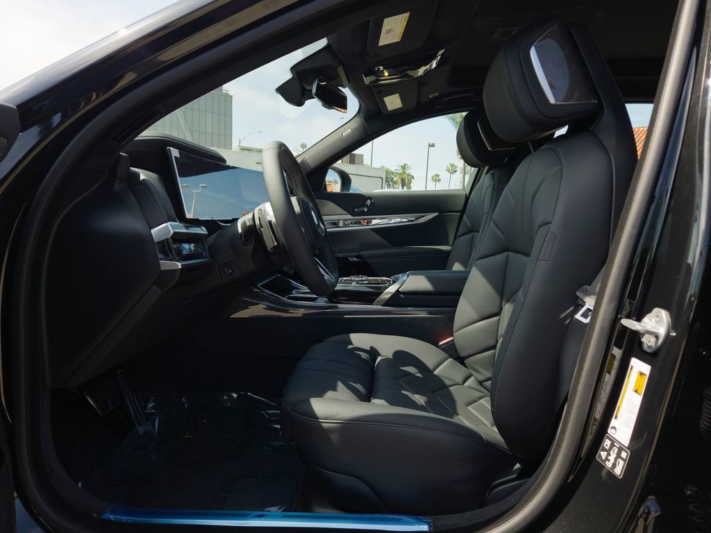 New 2026 BMW 760i xDrive w/ Premium Package image 8