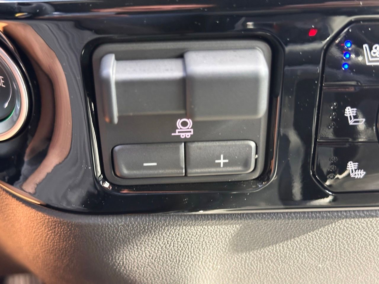 Used 2026 Chevrolet Silverado 1500 ZR2 w/ Dark Appearance Package image 32