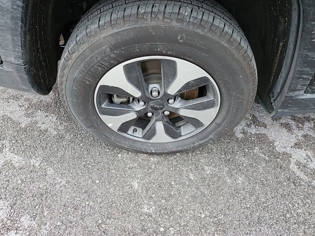 Used 2023 Jeep Grand Cherokee L Laredo image 11