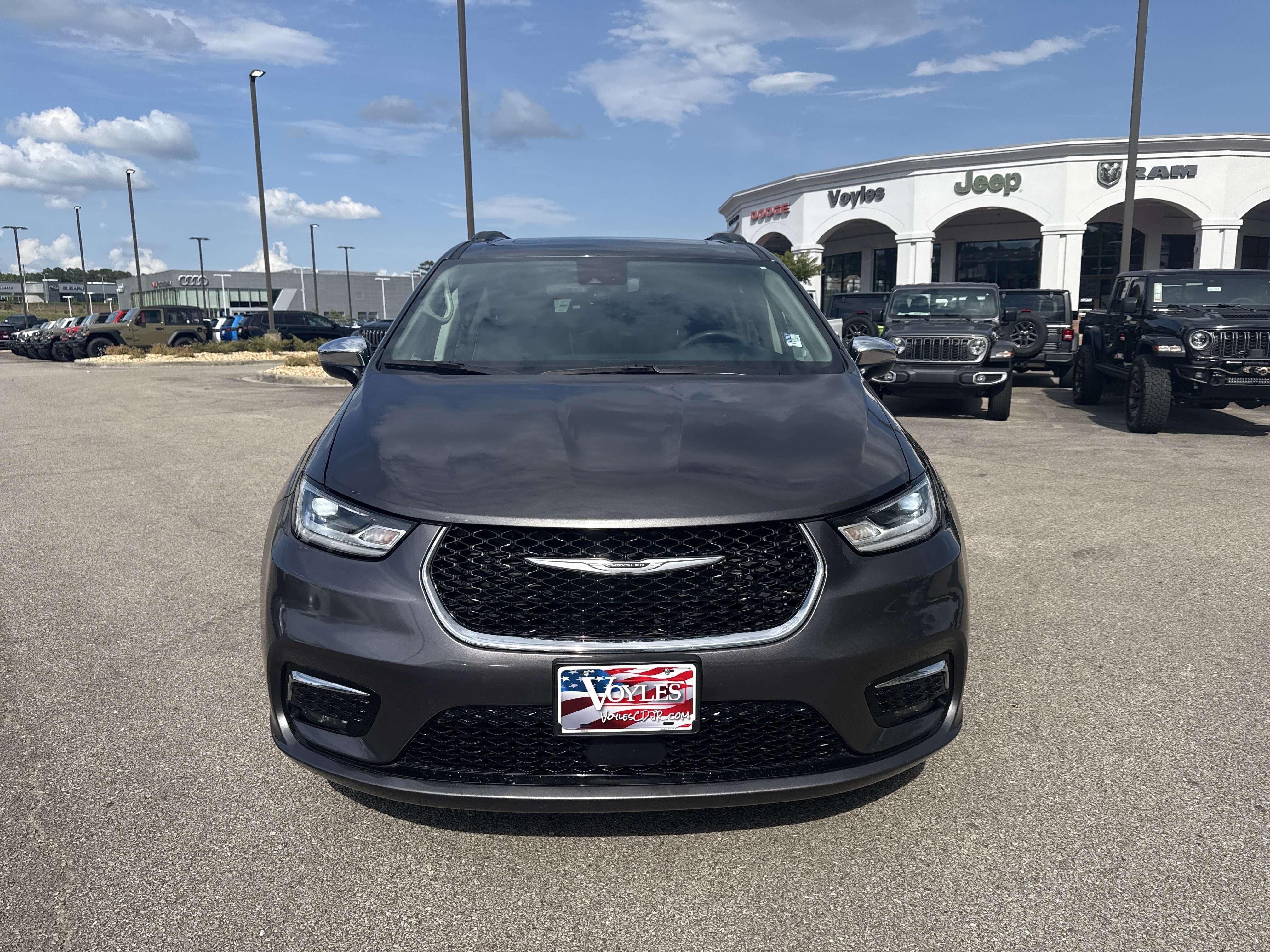 Used 2023 Chrysler Pacifica Limited FWD image 2