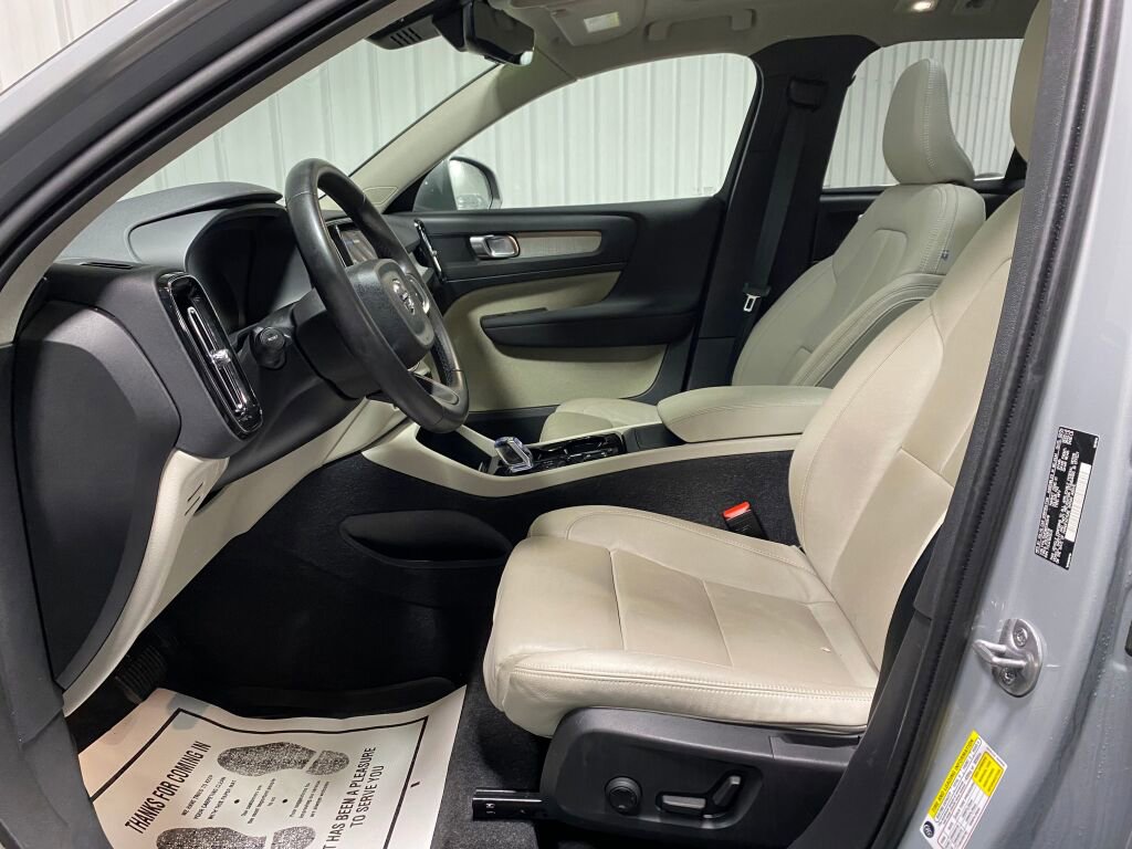 Used 2024 Volvo XC40 B5 Plus image 9
