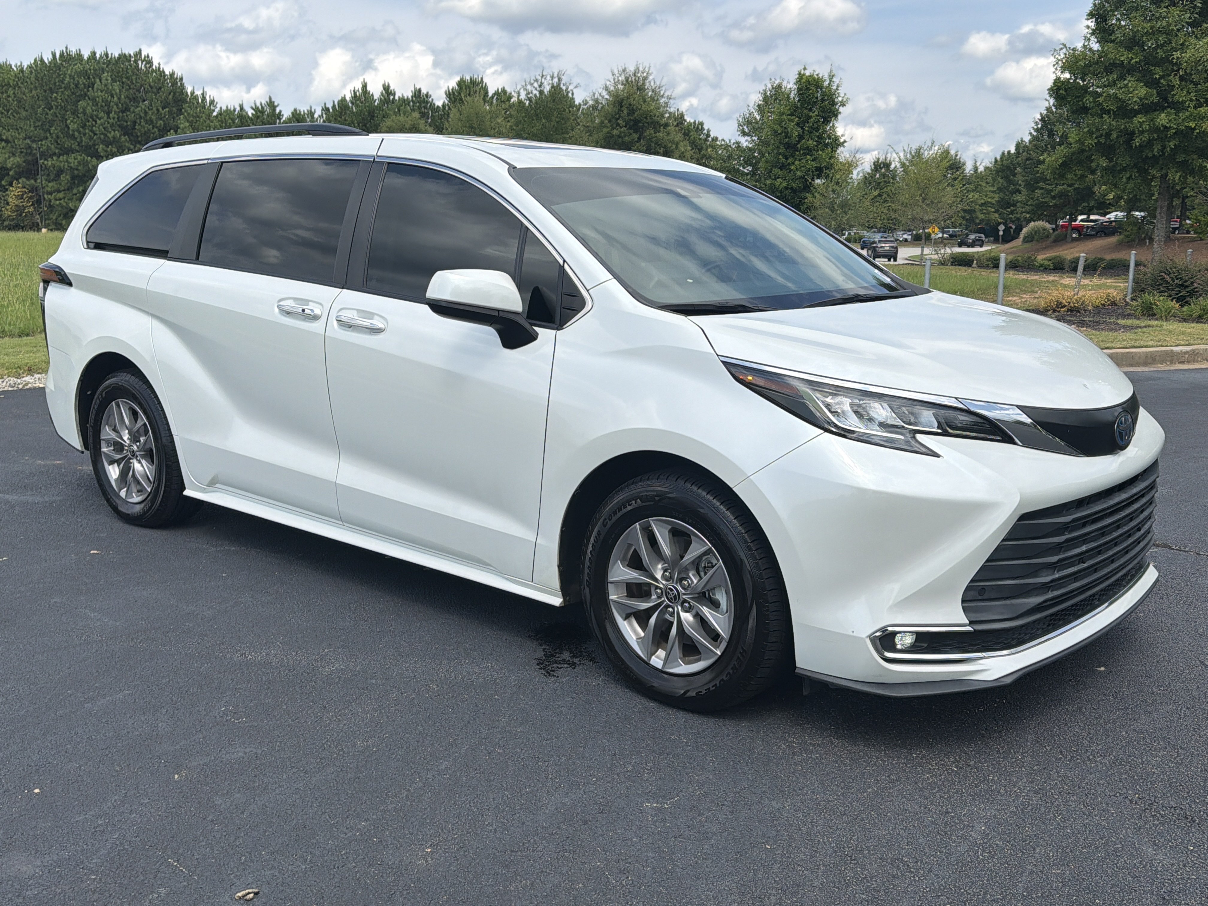 Used 2022 Toyota Sienna XLE FWD image 2